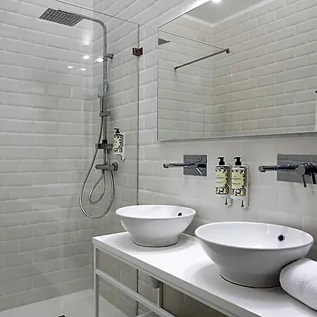 Comfort Charming Cedofeita - Free Parking 4* 波尔图