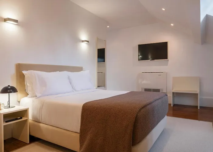 Comfort Charming Cedofeita - Free Parking לינה וארוחת בוקר 4*